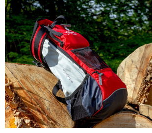 Rucksack auf Baumstämmen