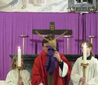 Das Kreuz wird nach und nach enthüllt (Foto: PG)