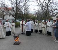 Beginn der Osternachtfeier vor der Kirche (Foto: PG)