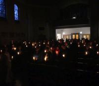 Das Licht der Osterkerze wird weitergegeben und erhellt die Kirche (Foto: PG)