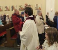 Die Messbesucherinnen und Messbesucher werden mit Taufwasser besprengt (Foto: PG)