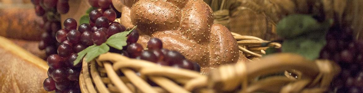 Trauben und Brot in einem Korb