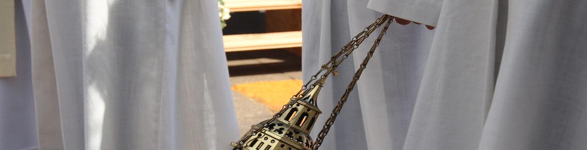 Ministranten mit Rauchfass